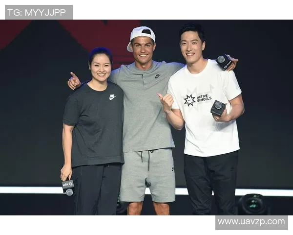 足坛巨星同框留下难忘瞬间球迷争相传颂温情合影