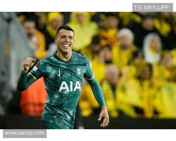 足球明星闪耀瞬间壁纸封面展示精彩球技与不朽传奇