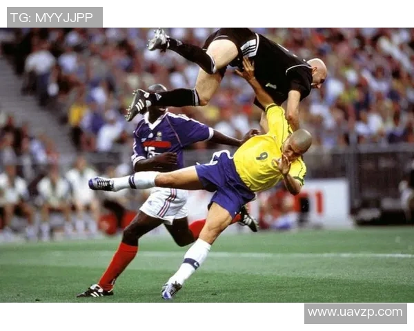 长发纹身足球球星的传奇故事与场上风采揭秘